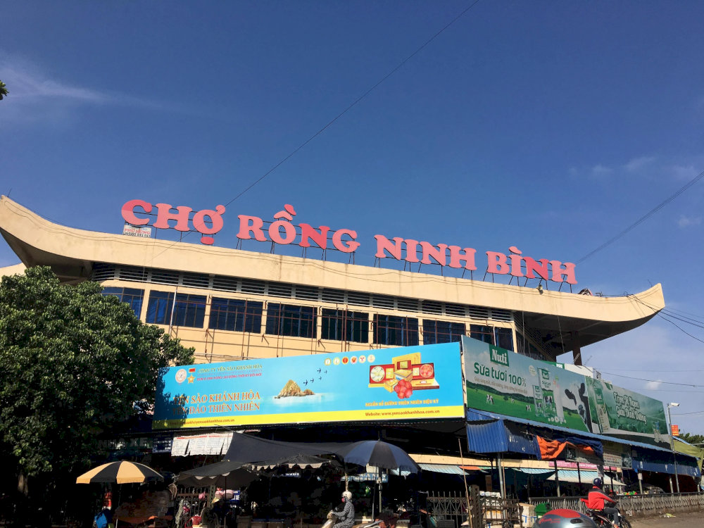 Cho Rong Ninh Binh is a bustling local market 